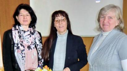 Regina Krywinski (rechts) und Brigitte Schindler (links) vom Führungsteam bedankten sich mit einem Frühlingsgruß bei Referentin Elfriede Schwarzmeier. 	Bild: hai