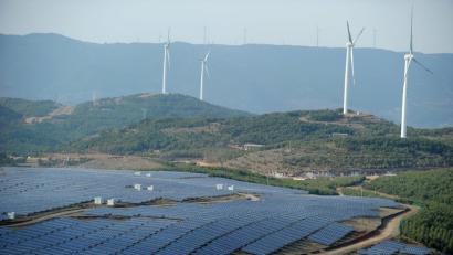 Der Solarboom in China (im Bild eine Anlage in der Provinz Guizhou) treibt die erneuerbaren Energien an.	Archivbild: Xinhua/dpa