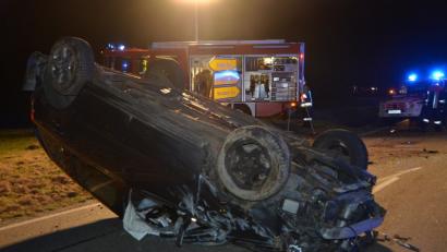 Der verunglückte Opel bleibt auf dem Dach liegen.	Bild: dob