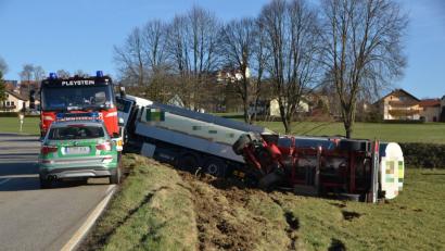 Am Samstag landete ein Milchtanklastzug im Straßengraben. Nur wenige Meter von seinem Standort Pleystein entfernt. Die Tanks waren "Gott sei Dank" leer. Bilder: dob (8)