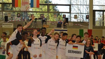 Die deutschen U-18-Basketballer jubeln nach dem Finalsieg über Australien. Bild: Tobias Stich