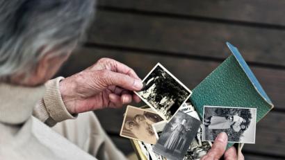 Ein Blick ins Fotoalbum: Demenzkranke leben in der Vergangenheit. Die Krankheit lässt Betroffene die Gegenwart vergessen. 	Archivbild:  Gabriele Rohde