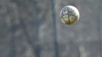Der Moosbacher Kevin Vogel (rechts) setzt sich im Kopfballduell gegen Tobias Kroop (Püchersreuth) durch.	Bild: A. Schwarzmeier