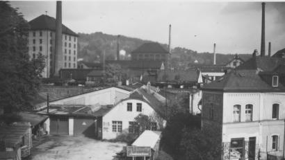 Blick von der Regensburger Straße aus in Richtung der heutigen Marienstraße. Die existiert Mitte der 60er-Jahre noch nicht, stattdessen steht hier die Emailfabrik der Gebrüder Baumann.	Bild: exb/Uwe Weiß