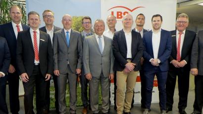 Diese Experten in Sachen "Immobilien" stehen bis einschließlich Freitag in den Messeräumen der Sparkasse für Beratungsgespräche zur Verfügung (von links): Uwe Jäger, Norbert Kraus , Norbert Hackl, Peter Braun, Dietmar Wein, Sascha Fuchs, Manfred Fuchs, Alfred Neidl, Thomas Stumpf, Markus Kasprzik, Peter Pirzer, Wilfried Bühner und Hans Helgert.	Bild: Hirsch