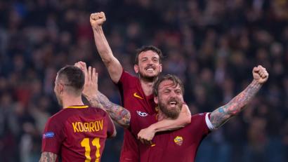 Pure Glückseligkeit beim AS Rom: Aleksandar Kolarov, Daniele De Rossi und Alessandro Florenzi (von links) jubeln über den Überraschungssieg gegen den favorisierten FC Barcelona.	Bild: Ernesto Vicinanza/dpa