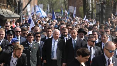 Angeführt von den Präsidenten Israels und Polens, Reuven Rivlin (Mitte links) und Andrzej Duda (Mitte rechts) zogen am Donnerstag etwa 12 000 Menschen aus vielen Ländern vom ehemaligen Hauptlager ins drei Kilometer entfernte Vernichtungslager Auschwitz-Birkenau.	Bild: Stanislaw Rozpedzik/dpa
