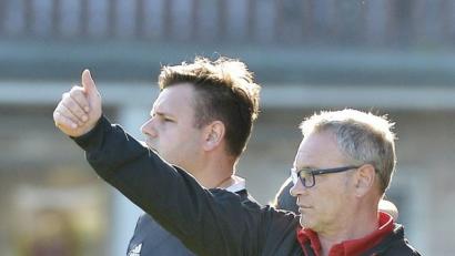 Nach oben, bitte! Andreas Wächter (rechts) will mit dem TSV Theuern die Kreisklasse erhalten. Seine Mannschaft liegt aber nur zwei Punkte vor dem Abstiegsrelegationsrang. 	Bild: Ziegler