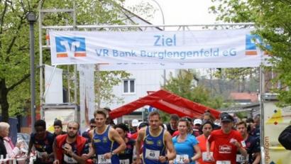 Jubiläum für den Lauftreff Teublitz: Am Samstag, 28. April, startet die 30. Auflage des Naabtallaufes. 	Archiv-Bild: prf
