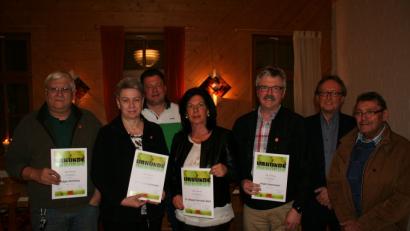 Die Ehrung verdienter Mitglieder für 25-jährige Treue zum Tennisclub stand im Mittelpunkt der Generalversammlung. Im Bild von links Edgar Hickfang, Michaela Hartmann, stellvertretender Vorsitzender Olaf Korb, Margit Köhnlein-Rühl, Jürgen Hartmann, Vorsitzender Herbert Pscherer und zweiter Bürgermeister Karl Busch. 	Bild: fpoz