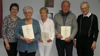 In der Jahreshauptversammlung der Katholischen Arbeitnehmerbewegung überreichen Pfarrer Hans Riedl (rechts) und KAB-Vorsitzende Gabriele Söllner (von links) Urkunden und Ehrennadeln an Thea Stehbach für 50 Jahre Mitgliedschaft sowie Irmgard Dumler und Günther König für je 25 Jahre Treue zum Ortsverband.	Bild: öt