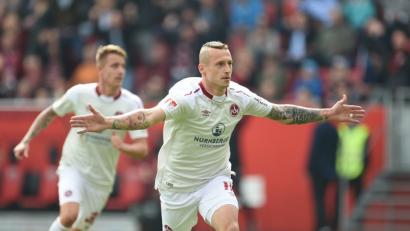 Der eingewechselte Adam Zrelak jubelt über seinen Treffer zum Ausgleich. Der 1. FC Nürnberg spielte 1:1 im Derby beim FC Ingolstadt. Ob dies ein Punktgewinn oder -verlust war, wird der Endspurt in der 2. Bundesliga zeigen müssen. 	Bild: Andreas Gebert/dpa