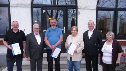 Geehrte und Gewählte (von links): Walter Bauer (10 Jahre), Vorsitzender Karl Zeller, Erich Batek (10), Renate Hierold (20), Vize-Kreisvorsitzender Johann Ludwig und Schriftführerin Irene Zeller. 	Bild: hae