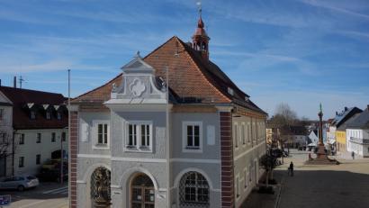 Vor rund 300 Jahren wurde das markante alte Rathaus am Mitterteicher Kirchplatz erbaut. Vor allem der Dachstuhl weist Schäden auf, weshalb ab 2019 eine Grundsanierung erfolgt. Im Zuge der Maßnahmen soll das Gebäude auch barrierefrei umgestaltet werden.	Bild: Grüner