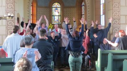 Einen besonderen Gottesdienst erlebten am Samstag zahlreiche Gläubige in der evangelischen Christuskirche. Mitgestaltet wurde die ökumenische und inklusive Feier von einer Gruppe aus Behinderten und Nichtbehinderten.	Bild: exb
