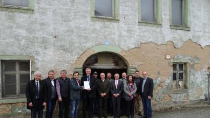 Der stellvertretende Vorsitzende des Vereins Ackerbürgerhaus, Georg Sollfrank (Vierter von links), freut sich über den Förderbescheid aus den Händen von Wolfgang-Günther Ewald, Ministerialrat am Landwirtschaftsministerium. Mit diesem Geld wird unter anderem Projektkoordinator Edgar Zwerenz (Siebter von links) bezahlt. 	Bild: rti