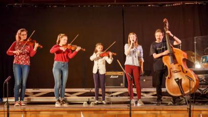 Zoe Berg (Gesang), Florian Klein (Bass) und die Geigerinnen Anna Fischer, Leontien Luber sowie Samantha Wolfrum (von links) boten Billy Joel's Hit "The longest time". 	Bilder: sus (2)