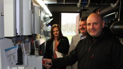 Bademeister Armin Weinfurtner (rechts) zeigt Werkleiter Wilhelm Meier und Badmanagerin Rosa Schafbauer die neue Steuerungsanlage für die Chlorgasanlage.	Bilder: Mardanow (3)
