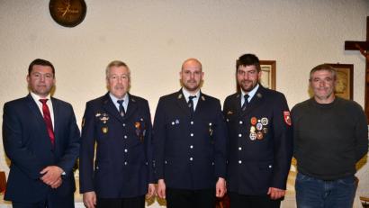 Bürgermeister Rainer Rewitzer (links) gratuliert der neuen Führungsspitze der Pleysteiner Wehr mit Vorsitzendem Hans-Peter Wallner, 2. Vorsitzenden Matthias Gallitzendörfer und Markus Maurer. Josef Bock (rechts) ist Nachfolger im Verwaltungsrat. 	Bild: bey