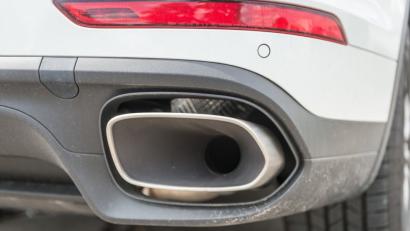 Im Abgas-Skandal durchsuchen Staatsanwälte und Einsatzkräfte der Landeskriminalämter Baden-Württemberg und Bayern mehrere Objekte des Autobauers Porsche.	Bild: Daniel Maurer/dpa