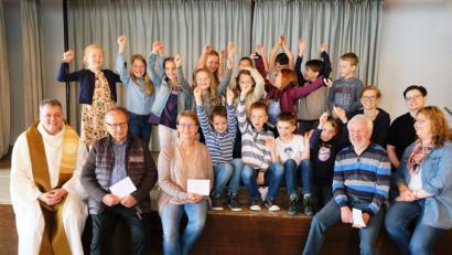 Die 16 Erstkommunionkinder der Pfarrei Speinshart öffneten ihr Herz für schwerkranke und hilfsbedürftige Kinder. Durch den bewussten Verzicht auf Gegengeschenke kamen insgesamt 1625 Euro für die Kinderkrebshilfe Oberpfalz-Nord, das Kinderpalliativteam Ostbayern und den Verein "Für das Leben und die Hoffnung" zusammen. Unser Bild zeigt die Mädchen und Buben mit dem Tischmütter-Team und Pater Adrian Kugler (links) als Gastgeber des Erstkommunion-Frühstücks bei der Spendenübergabe an die Vertreter der Hilfsor