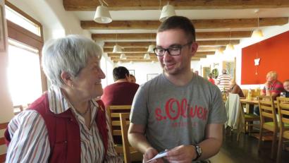 Der 87-jährigen Maria Röber (im Bild mit Blindenberater Robert Blischke) ist ihre Unabhängigkeit sehr wichtig. Deshalb ist ihr eine gute fachliche Beratung über Hilfsmittel bei Sehbehinderungen sehr wichtig.