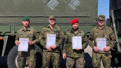 Stabsgefreiter d. R. Johannes Sperer, Obergefreiter d. R. Robert Hoyer, Stabsgefreiter d. R. Rene Dick und Hauptgefreiter d. R. Ernst Hampel (von links) von der KSRK Mitterteich holten sich mit hervorragenden Schießleistungen jeweils die Schützenschnur in Gold. 	Bild: exb