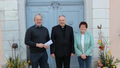 1060 Euro überreichen die Vorsitzenden der Katholischen Arbeitnehmerbewegung Tirschenreuth, Thomas Pinzer (links) und Rita Kraus, an Stadtpfarrer Georg Flierl zur Weiterleitung an das Hilfswerk Misereor.	 	Bild: heb
