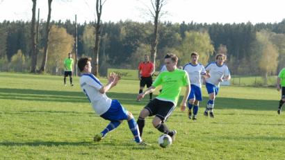 Der TSV Bärnau gewann am Donnerstag das Nachholspiel bei der SG Fuchsmühl mit 1:0. Hier kämpfen SG-Akteur Johannes Pirner (links) und der Bärnauer Martin Zwerenz um den Ball. 	Bild: Gebert