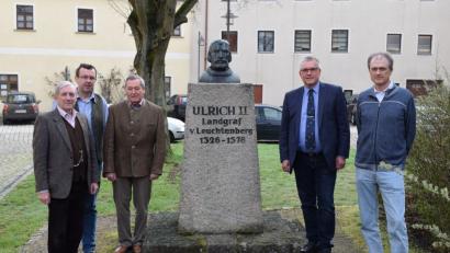 Die Initiatoren der Ausstellung "200 Jahre Herzöge von Leuchtenberg" sind voller Erwartung. Die Aufnahme zeigt von links: Rudolf Hager (Freundeskreis), Kurator Dr. Rainer Tredt, Peter Egerer (Der Stadtturm), Bürgermeister Richard Tischler, Josef Schönwetter (Sprecher Freundeskreis). 	Bild: bnr