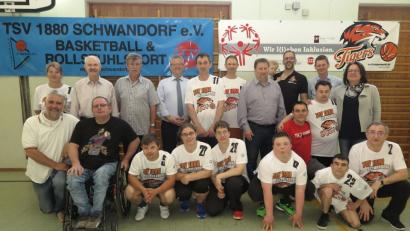 Gisbert Gotz (rechts) hat die Inklusions-Basketballgruppe beim TSV Schwandorf initiiert. Die Vereinsvertreter nahmen die behinderten Jugendlichen mit offenen Armen auf und stellten die Mannschaft zusammen mit Sportfunktionären und Politikern vor. 	Bild: Hirsch