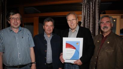Werner Haschberger bekommt für 60-jähriges aktives Musizieren die Ehrennadel in Gold des Nordbayerischen Musikbunds. Es gratulieren Konrad Steiner, Bernhard Meiler (von links) sowie Bürgermeister Karl-Heinz Preißer.