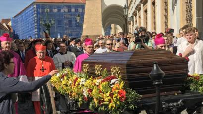 Von sechs schwarzen Rössern wurde der mit Blumen geschmückte Wagen auf dem der Sarg von Kardinal Josef Beran ruhte vom Strahov Kloster zum Veitsdom gebracht. Die Beisetzung findet am Tag des böhmischen Landespatrons, dem Heiligen Adalbert angesetzt. Hinter dem Sarg Kardinal Duka