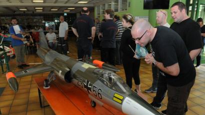 Fast fünf Meter lang, das originalgetreu nachgebaute Modell eines Starfighters Lockheed F 104, lange Jahre der Spitzen-Kampfjet der Bundeswehr.