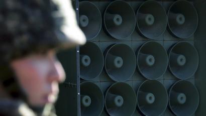 Ein südkoreanischer Soldat steht bei einer Wand aus Lautsprechern an der Grenze zu Nordkorea. 	Bild: Archivbild: Lim Tae-Hoon/NEWSIS/dpa