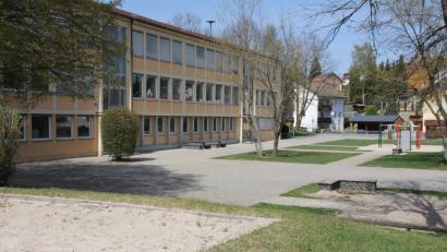 Im Zuge der Generalsanierung wird es an der Grundschule Teunz künftig auch ein Ganztagsangebot geben. Der weitläufige Schulhof bietet Möglichkeiten für die Gestaltung der gemeinsamen Freizeit. 	Bild: frd