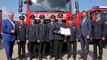 Innenminister Joachim Herrmann (links), der zweite Vorsitzende des Landesfeuerwehrverbandes Bayern, Norbert Thiel und parlamentarischer Staatssekretär Stephan Mayer (von rechts) gratulierten (von links) Florian Braunreuther, Markus Busch, Sebastian Zeitler, stellvertretenden Kommandant Alfred Vogel und Kommandant Peter Denz von der Feuerwehr Kemnath sowie Kreisbrandrat Andreas Wührl zum neuen Fahrzeug. 	Bild: StMi/Schedensack