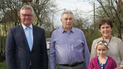 Mit dem Jubilar Franz Leitl freuten sich dessen Ehefrau Barbara, Enkelin Theresa und 3. Bürgermeister Benno Schißlbauer (links). 	Bild: exb
