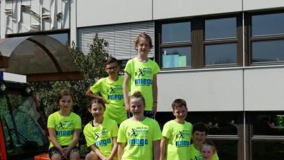 Die erfolgreichen Schwandorfer Schwimmer (von links) Theresia Loibl, Maja Sänger, Maximilian Guha, Lisa Paulus, Julius Fuhrmann, Tom Paulus, Nico Stuber und Hannah Hecht. 	Bild: tsr