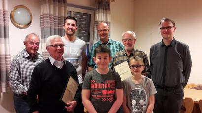Max Fischer (Zweiter von links) und Josef Markl (Dritter von rechts) sind nun Ehrenmitglieder des rührigen Schachclubs. Mit fast 80 Jahren nehmen sie immer noch am aktiven Spielbetrieb teil.	Bild: krb