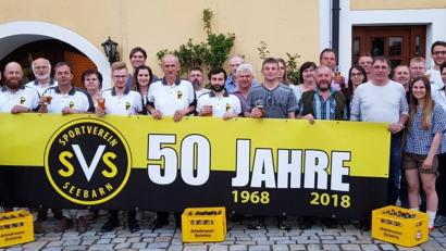 Braumeister Florian Spießl (links hinten) zeigte der Abordnung des SV Seebarn die Örtlichkeiten in der Schlossbrauerei Fuchsberg