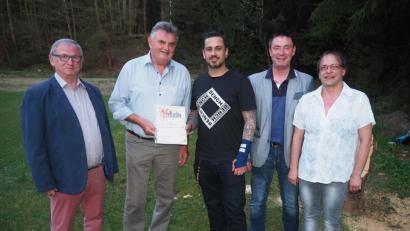 Bürgermeister Heinrich Maier (links), Vorsitzender Michael Kühnel (Mitte), Sportreferent Wolfgang Schwarz (Zweiter von rechts) sowie Michaela Hausner gratulieren Anton Korsche für 40 Jahre im Verein. 	Bild: krb
