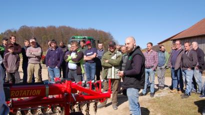 Beim Striegel-Workshop auf dem Biohof Rümpelein stellen Ackerbauberater Konrad Maier (vorne) und Techniker Wolfgang Würth (8.v.links) interessierten Landwirten einen Rollstriegel vor.