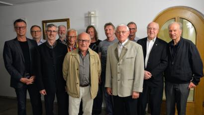 Dem neuen Vorstand des Ehenfelder Männerchors gratulieren Bürgermeister Hermann Falk (links), Pfarrer Hans-Peter Bergmann (rechts) und Ruhestandspfarrer Konrad Kummer (Zweiter von rechts). 	Bilder: fdl (2)