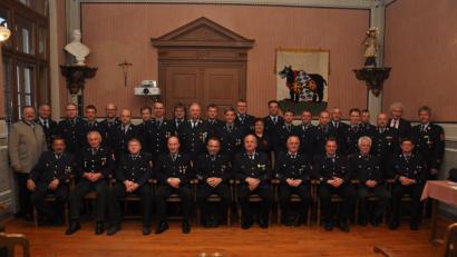 Für 25 und 40 Jahre aktive Dienstzeit wurden Mitglieder der Feuerwehren Bärnau, Naab, Ellenfeld, Thanhausen und Altglashütte ausgezeichnet. Im Bild die Geehrten mit Landrat Wolfgang Lippert, Bürgermeister Alfred Stier, Kreisbrandrat Andreas Wührl, Kreisbrandinspektor Lorenz Müller und Kreisbrandmeister Helmut Czepa. 	Bild: Schirmer