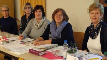 Die Hospizbewegung war Thema beim Bezirkstag des Frauenbundbezirks Sulzbach-Rosenberg. Marianne Schüsselbauer und Pia Renz (beide v. l.) stellten den Hospizverein Amberg vor. Mit ihm Bild das Führungstrio des KDFB-Bezirks Roswitha Wendl (2. Vorsitzende), Margarete Hirsch (Vorsitzende) und Veronika Forster (Schriftführerin).