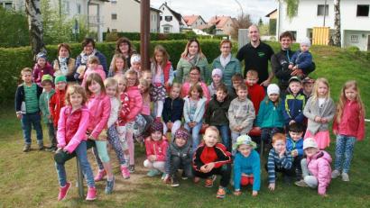 Mit 500 Euro unterstützt der Häuslclub Leugas den Kindergarten "Sankt Josef" und die Tagesstätte "Sankt Elisabeth". Beim Treffen im Kindergarten konnten Club-Vorsitzender Tobias Kühn und Schatzmeister Andreas Oppl die Spende im Auftrag der HCL-Jugend übergeben. 	Bild: wro