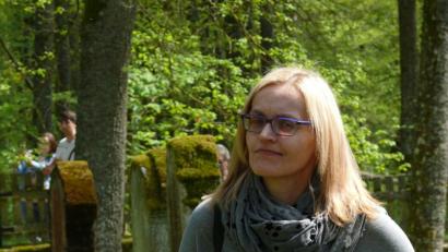 Mit gemischten Gefühlen steht Christine Ach auf dem Friedhof von Haag, wo vielleicht auch Urgroßeltern von ihr begraben liegen. (abu)