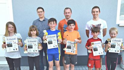 Die sechs Streckenschnellsten wurden (von links) 2.Bürgermeister Benjamin Hiltl, SVI-Vorsitzendem Martin Luber und dem Abteilungsleiter der Lauftreffsparte Andreas Dehling besonders geehrt