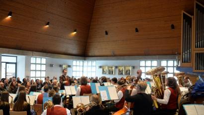 Ein Höhepunkt für die Musikkapelle Ursensollen um Dirigent Stefan Neger. Das Kirchenkonzert ohne Kirchenlieder in der Hohenkemnather Pfarrkirche.